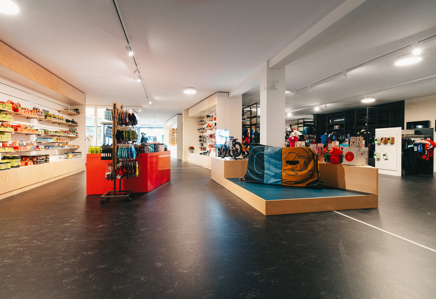 Winkelinrichting - Cyclewear Achel - Interieur Fietswinkel - Inrichting winkel
